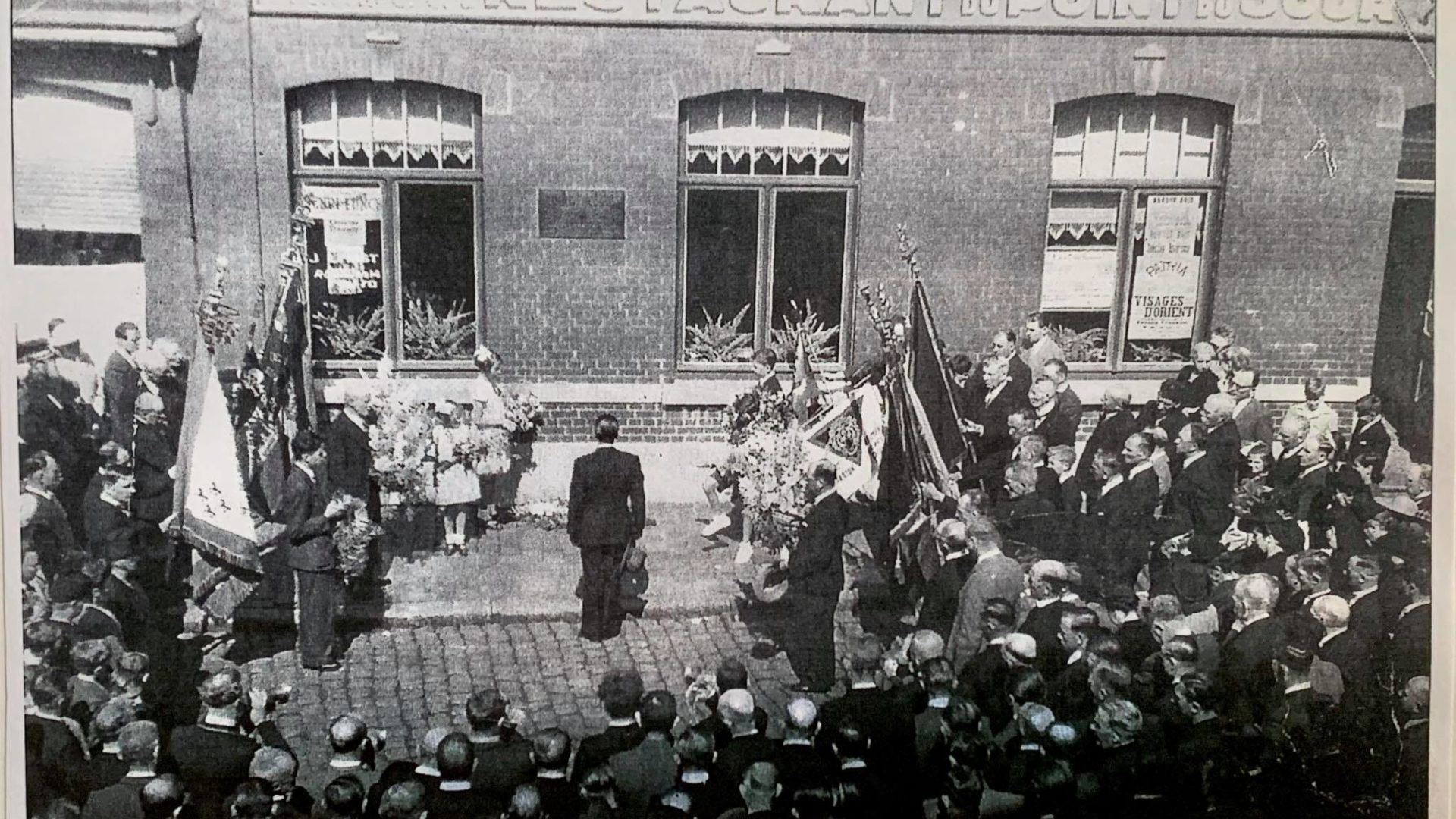 28 juillet 1946 - Place des Martyrs. Inauguration du mémorial des prisonniers politiques dourois martyrisés dans les camps de concentration