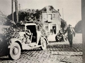 Venant de Bavay, cette voiture traverse le Carrefour de l'Epine en direction de Boussu lors de la retraite allemande.
