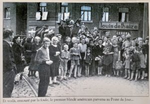 Le premier blindé américain arrive au Point du jour...